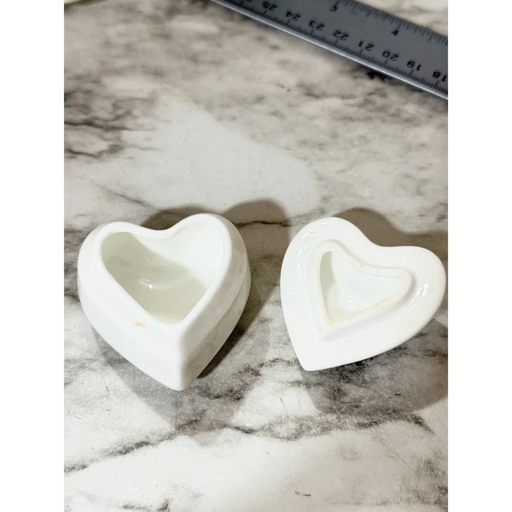 Fine Bone China Crown Staffordshire England Heart Shaped Rose Trinket Box (A3208
